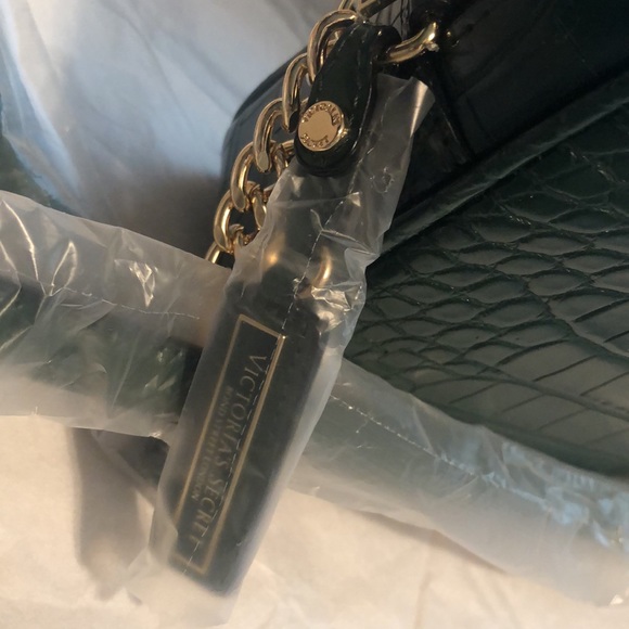 NWT Victoria’s Secret Top Zip Crossbody Emerald Croc embossed w/ gold hardware - Picture 9 of 9